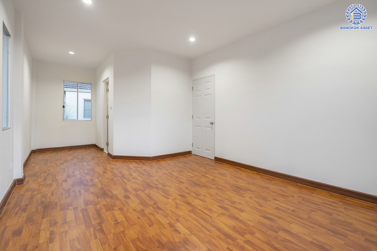 บ้านมือสองตกแต่งใหม่ แบรนด์ L&H ม.พฤกษ์ลดา ติวานนท์-ราชพฤกษ์ เนื้อที่ 51.9 ตร.ว. ฟังก์ชัน 3 ห้องนอน 2 ห้องน้ำ จอดรถได้ 2 คัน บนทำเลติดถนน 345 เชื่อมต่อหลายเส้นทาง ใกล้ทางด่วน "ศรีสมาน"